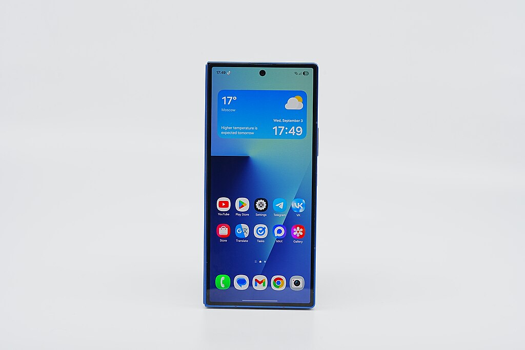 Cover screen Z Fold 7 ở trạng thái gập — tỷ lệ gần như smartphone bình thường