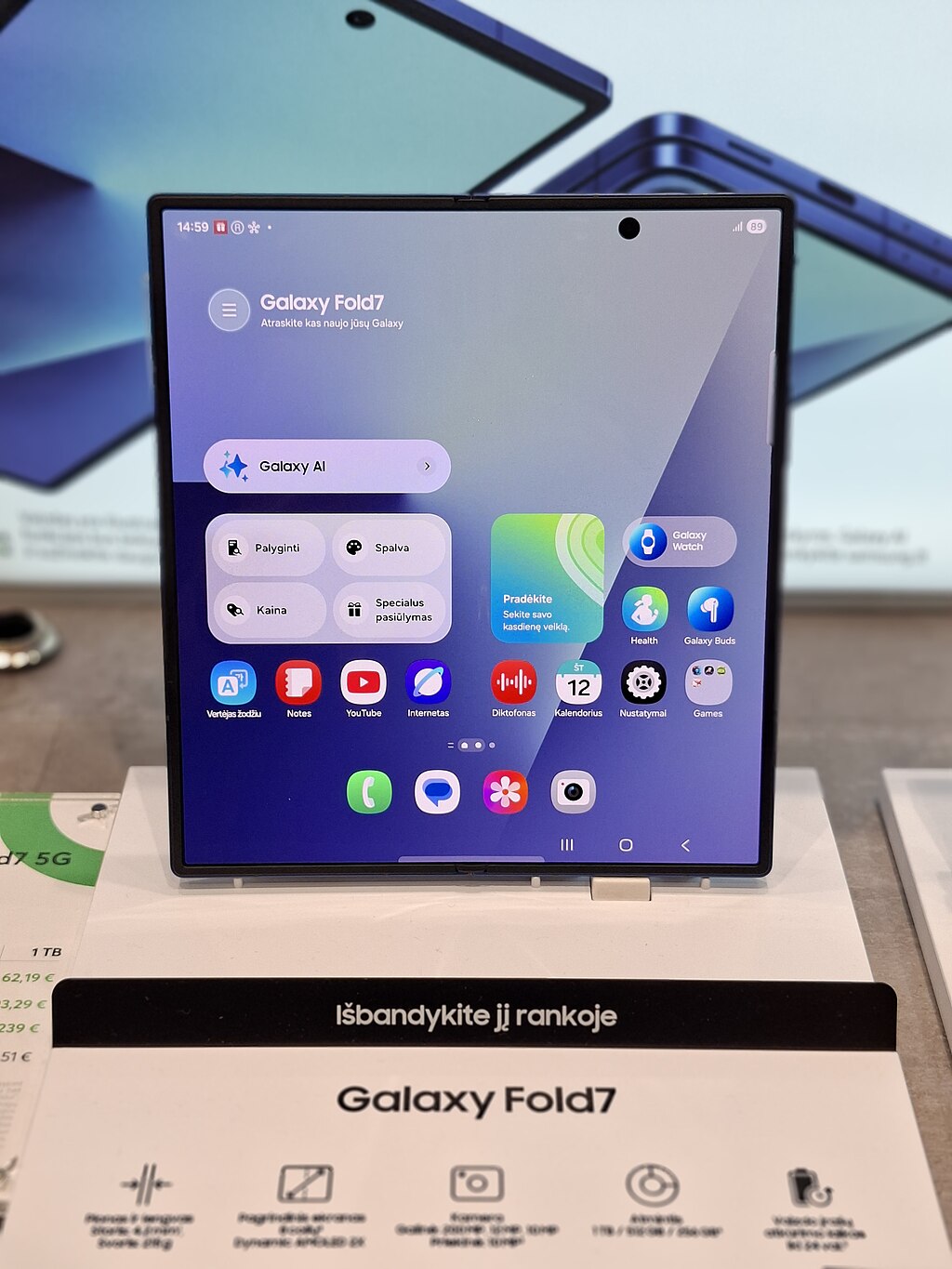 Galaxy Z Fold 7 ở trạng thái mở hoàn toàn — màn hình chính 8 inch lộ rõ tỷ lệ gần vuông